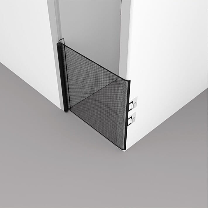 Portillon de sécurité rétractable en maille noire avec un design moderne épuré et un cadre robuste pour les animaux de compagnie et les tout-petits.