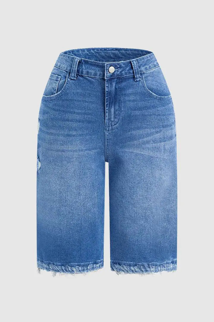Pantalones capri de mezclilla desgastada con desgarros en mezclilla azul de tiro alto, con dobladillo deshilachado y desgaste sutil en la pierna izquierda.