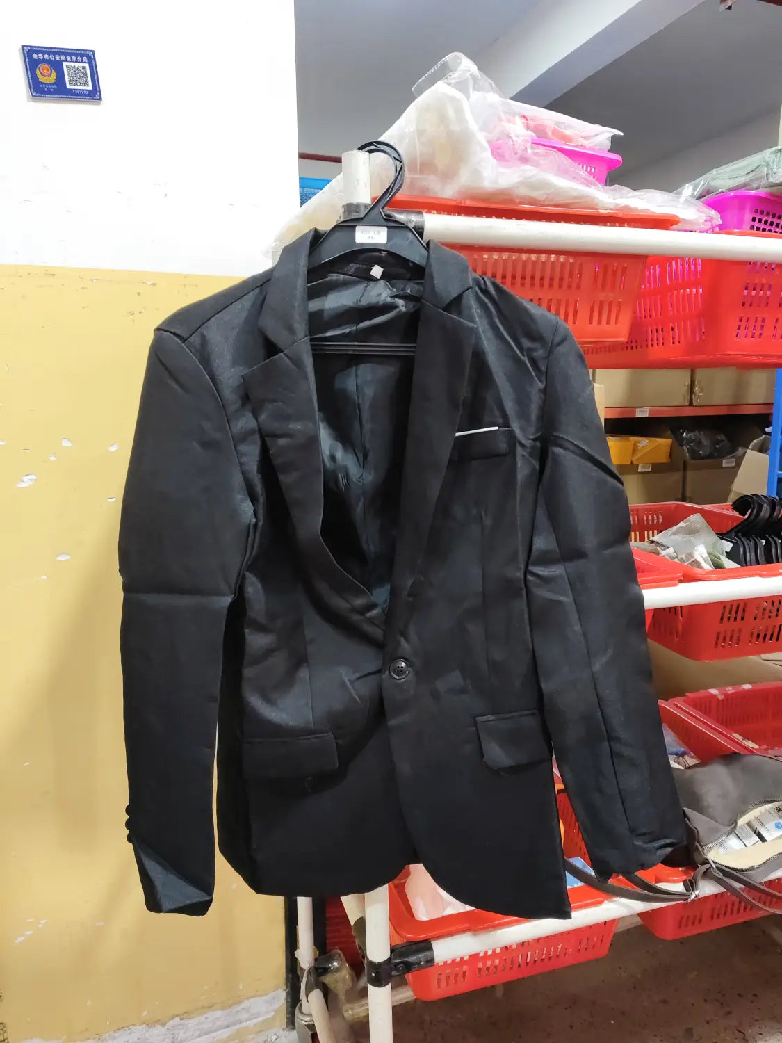 Herren-Slim-Fit-Fuchsia-Freizeitblazer in Schwarz mit einer eleganten, maßgeschneiderten Passform und dezentem Glanz.