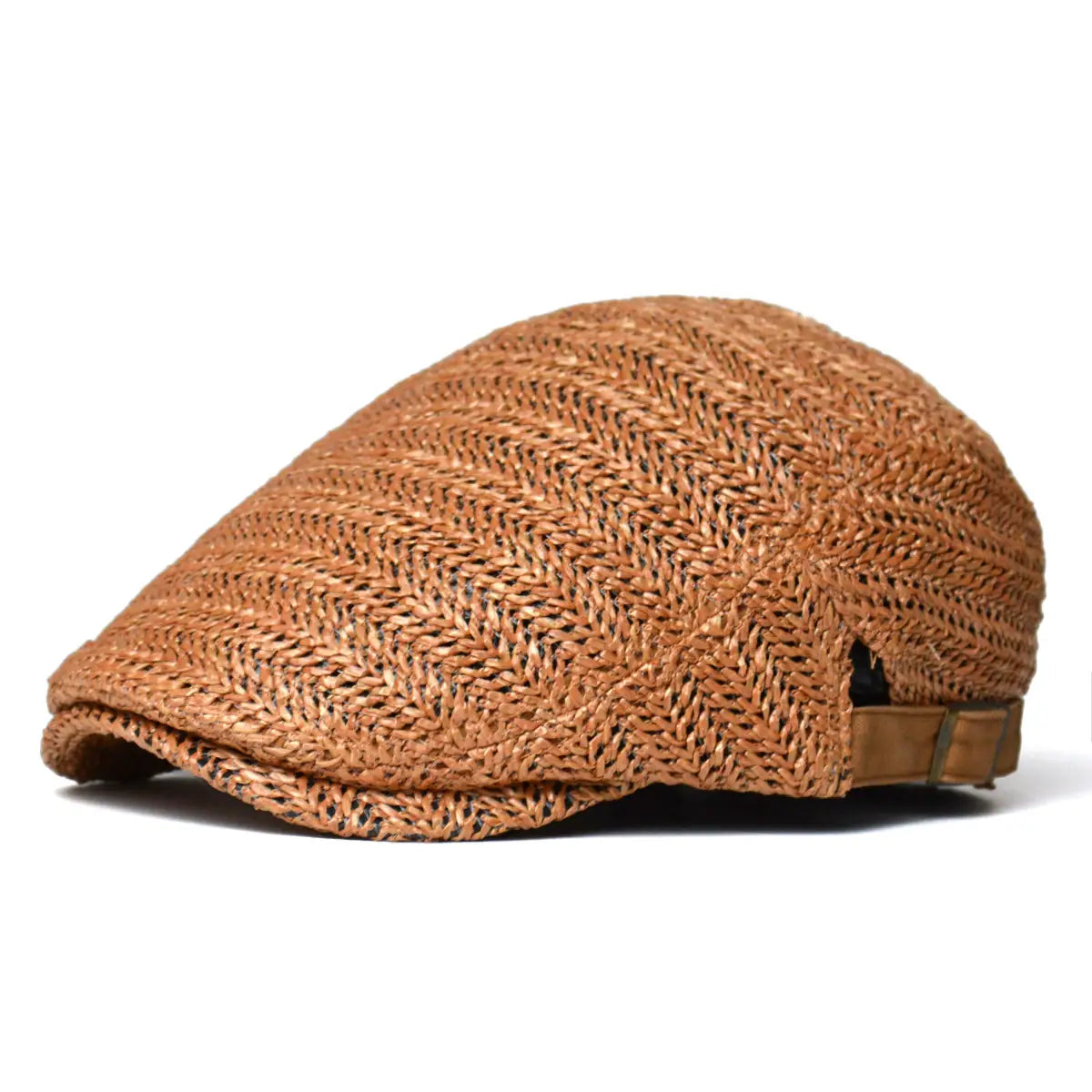 Un sombrero tipo cubo de paja tejida color beige con un patrón de espiga y una correa de cuero en la parte posterior, diseñado para la protección solar en verano, mostrado desde el lado posterior.