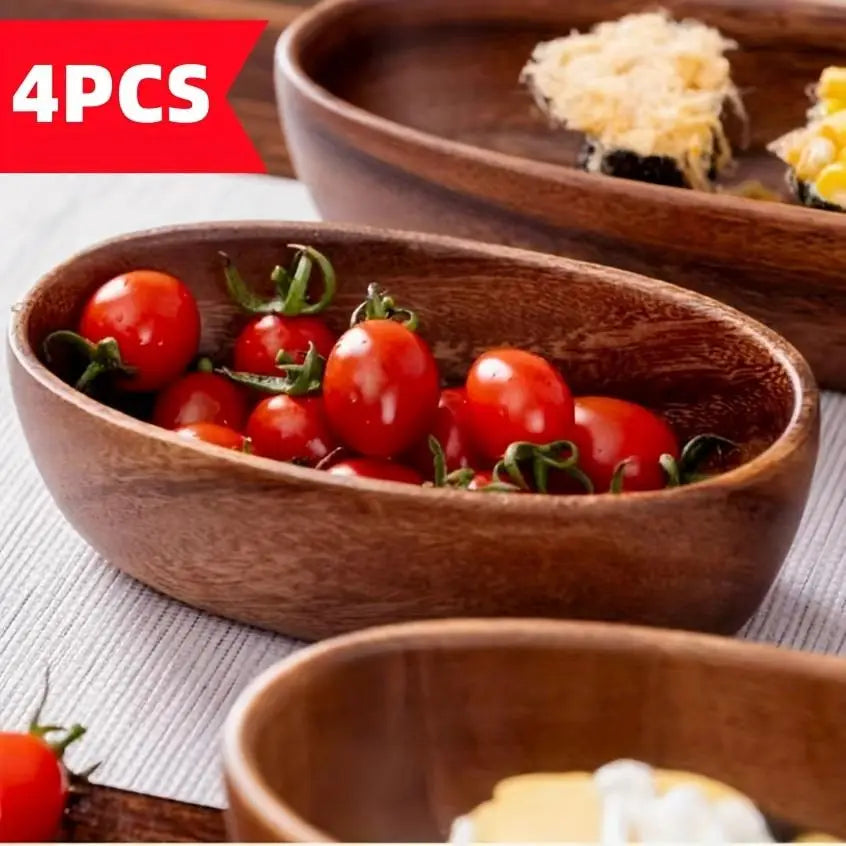 cuenco de servir ovalado de madera marrón, relleno de tomates cherry, como parte de un set de barco de madera para sushi japonés artesanal