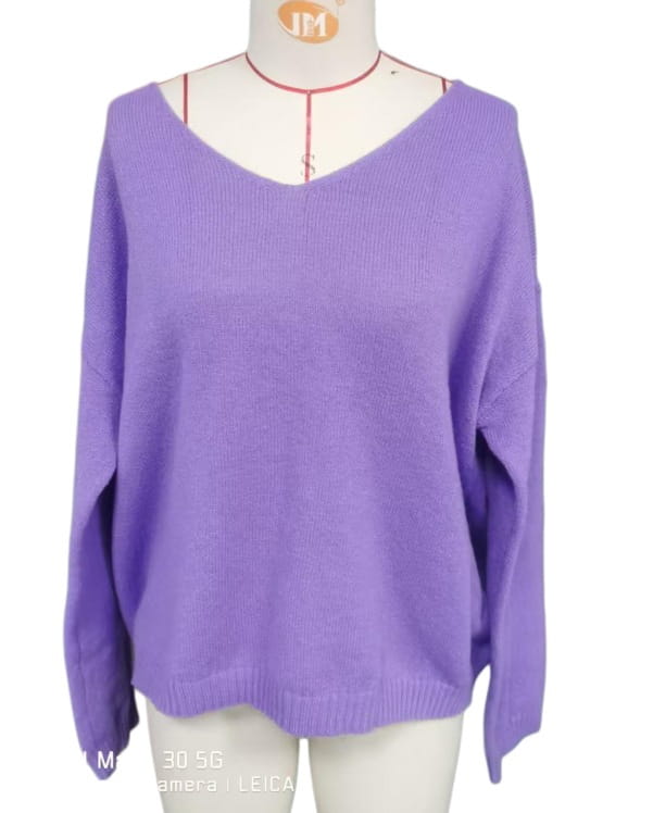 Weicher Strickpullover mit V-Ausschnitt und überschnittener Schulterpartie in Lavendelfarbe, mit langen Ärmeln, lockerer Passform und gerippten Bündchen.