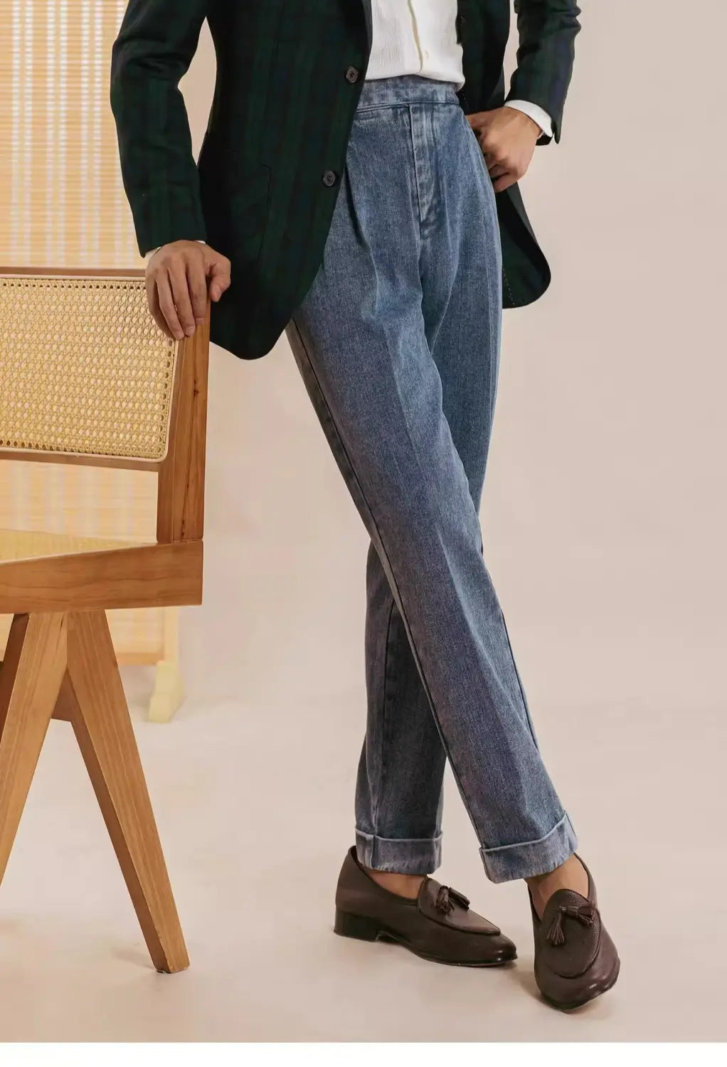 Pantalon en denim bleu pour hommes à taille haute, plissé, à coupe décontractée, présentant un denim bleu clair, une coupe décontractée et des bas boutonnés.