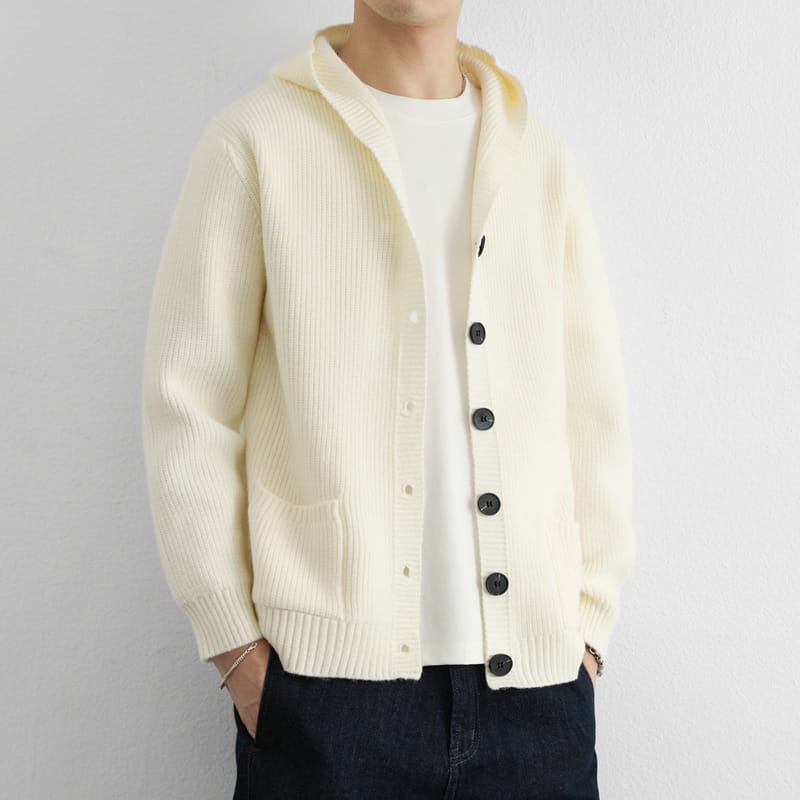 Cremefarbener Rippstrick-Hoodie-Cardigan mit schwarzen Knöpfen und Vorder­taschen für bequemes Alltags­tragen.