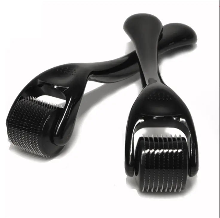 Schwarzer Dermaroller-Stift mit schlankem, ergonomischem Griff und feinen Metallnadeln, enthalten im Bartroller- und Öl-Set zur Microneedling-Pflege in einem Hautpflege-Set.
