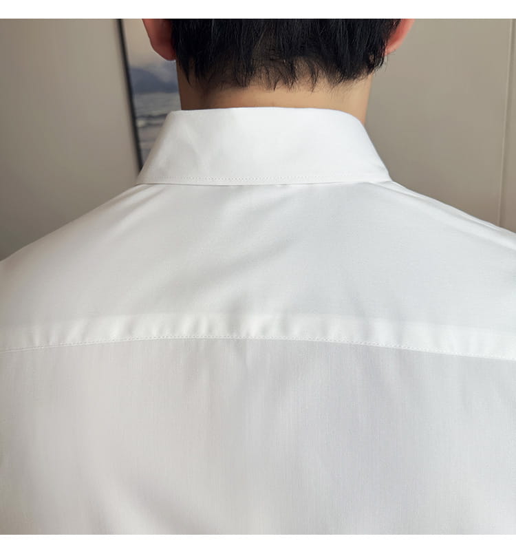 Chemise habillée sans repassage pour homme en grande taille en blanc, col net et détails de couture subtils.