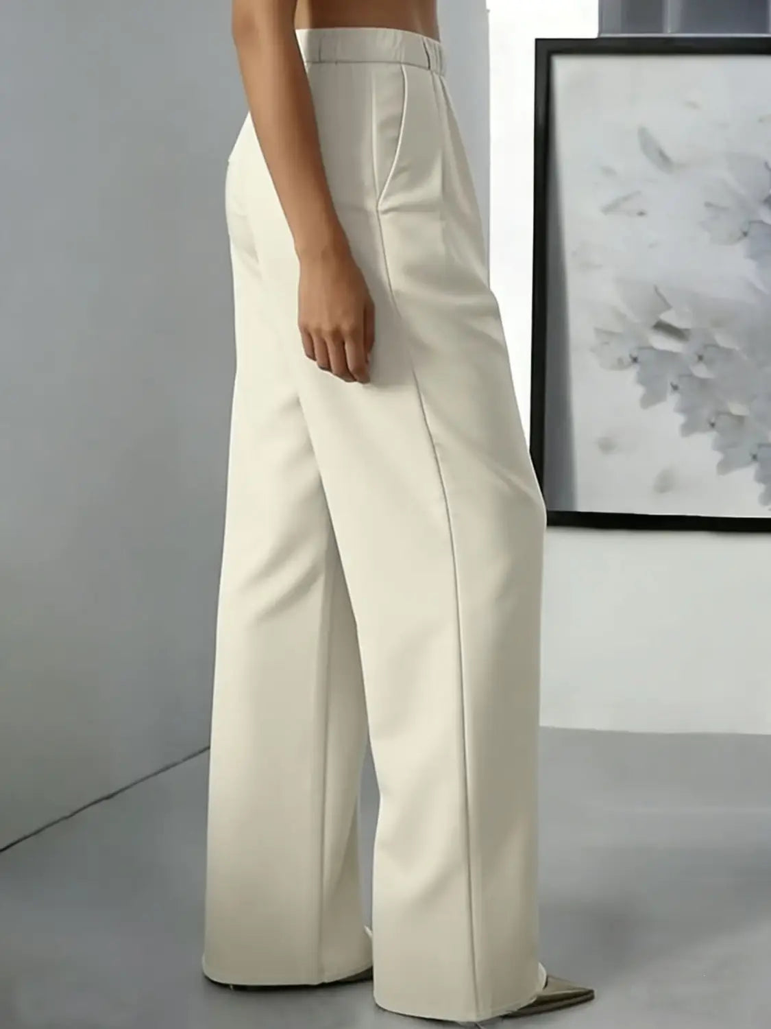 Pantalons à jambes larges couleur crème, taille haute, dans un tissu élégant avec un design sur mesure et des coutures verticales nettes, adaptés aux tenues formelles et décontractées