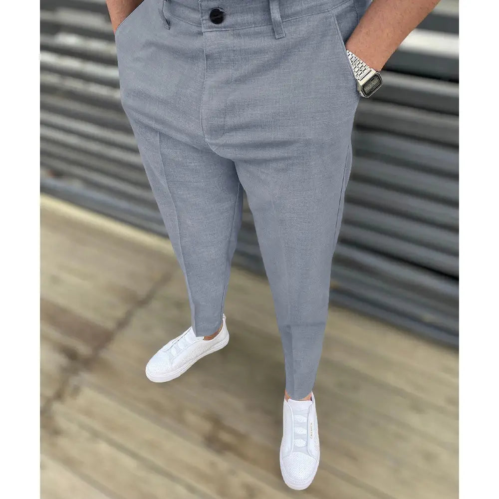 Herren-Slim-Fit-Strukturierte, Tapered-Chinos in Hellgrau mit Knopfverschluss und Slim-Fit-Passform.