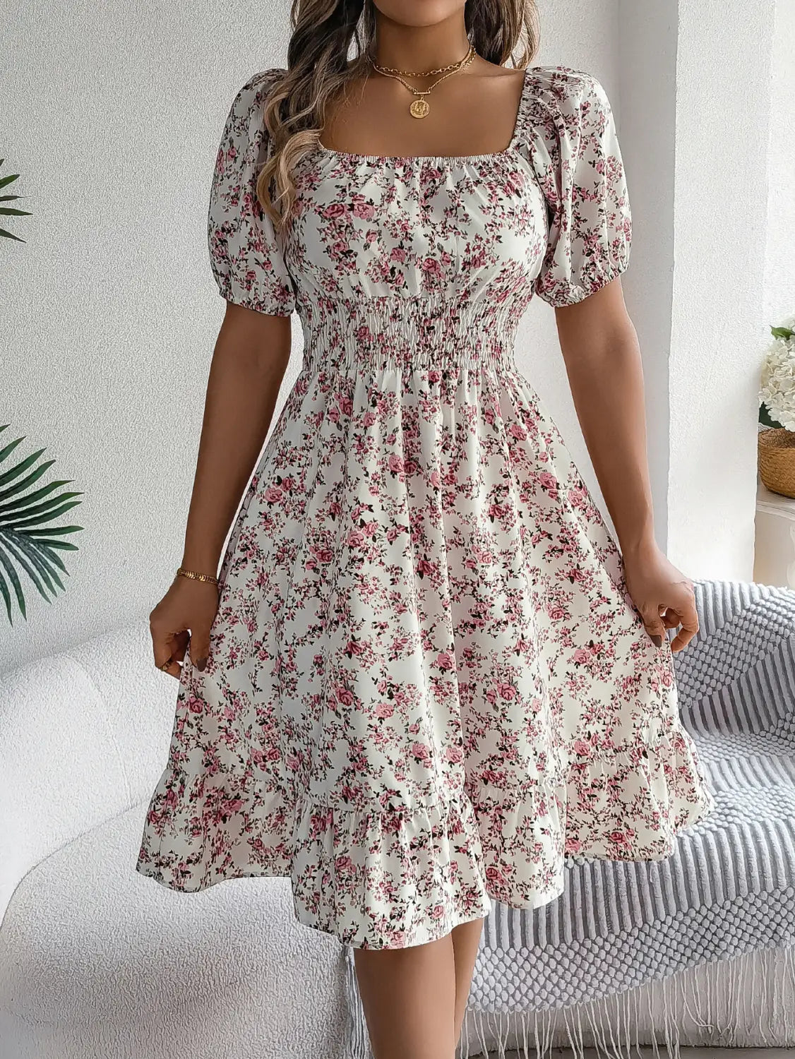 Robe d’été à encolure carrée florale blanche, manches bouffantes à volants, fleurs roses et vertes, manches courtes bouffantes et taille smockée.