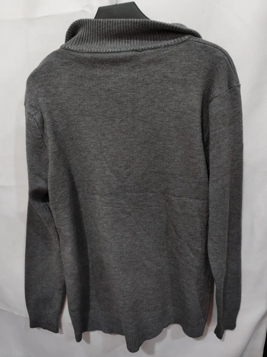 Pull en molleton demi-zip pour homme, grande taille, en tricot côtelé gris foncé, avec tissu à texture douce et poignets finement terminés.