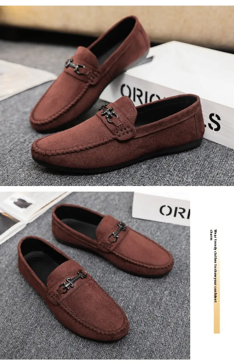 Mocassins à enfiler en daim marron pour homme avec boucle de mors de cheval métallique, présentés depuis le côté arrière