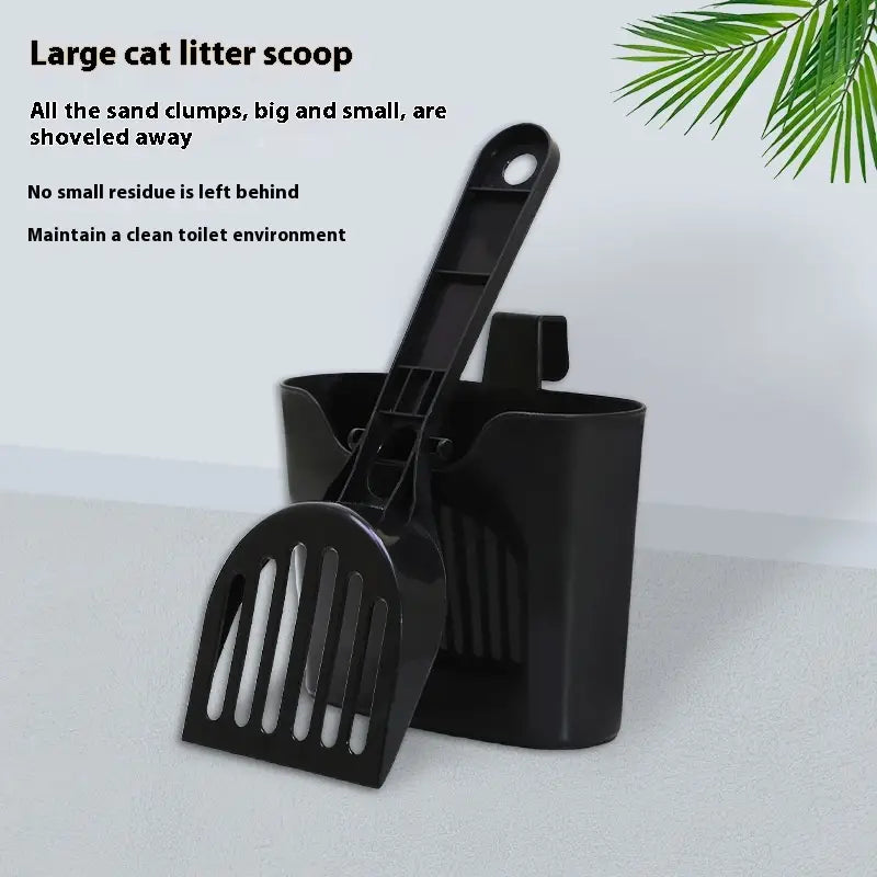 Pelle à litière pour chat en plastique noir, avec tête fendue et long manche, conçue pour nettoyer facilement les agglomérats de la litière dans un ensemble pelle à litière pour chat et support.