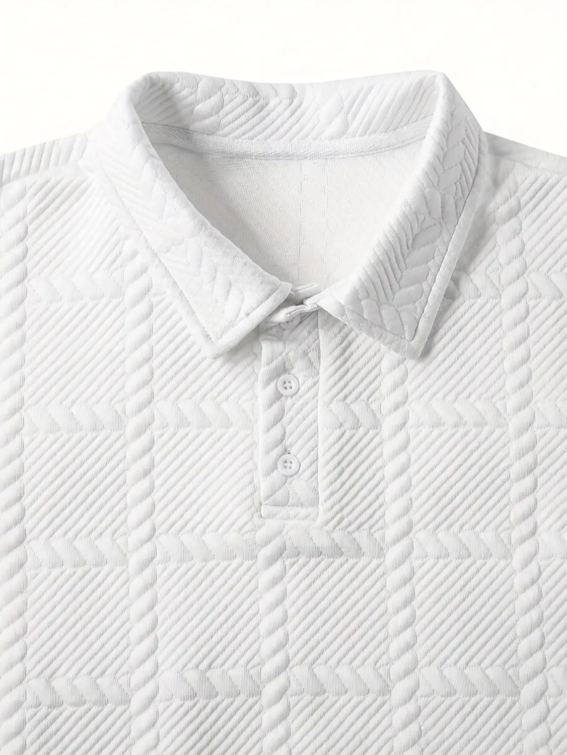 Camisa tipo polo de manga larga blanca que presenta un patrón acolchado texturizado con diseños entrelazados tipo cuerda a lo largo de la tela.