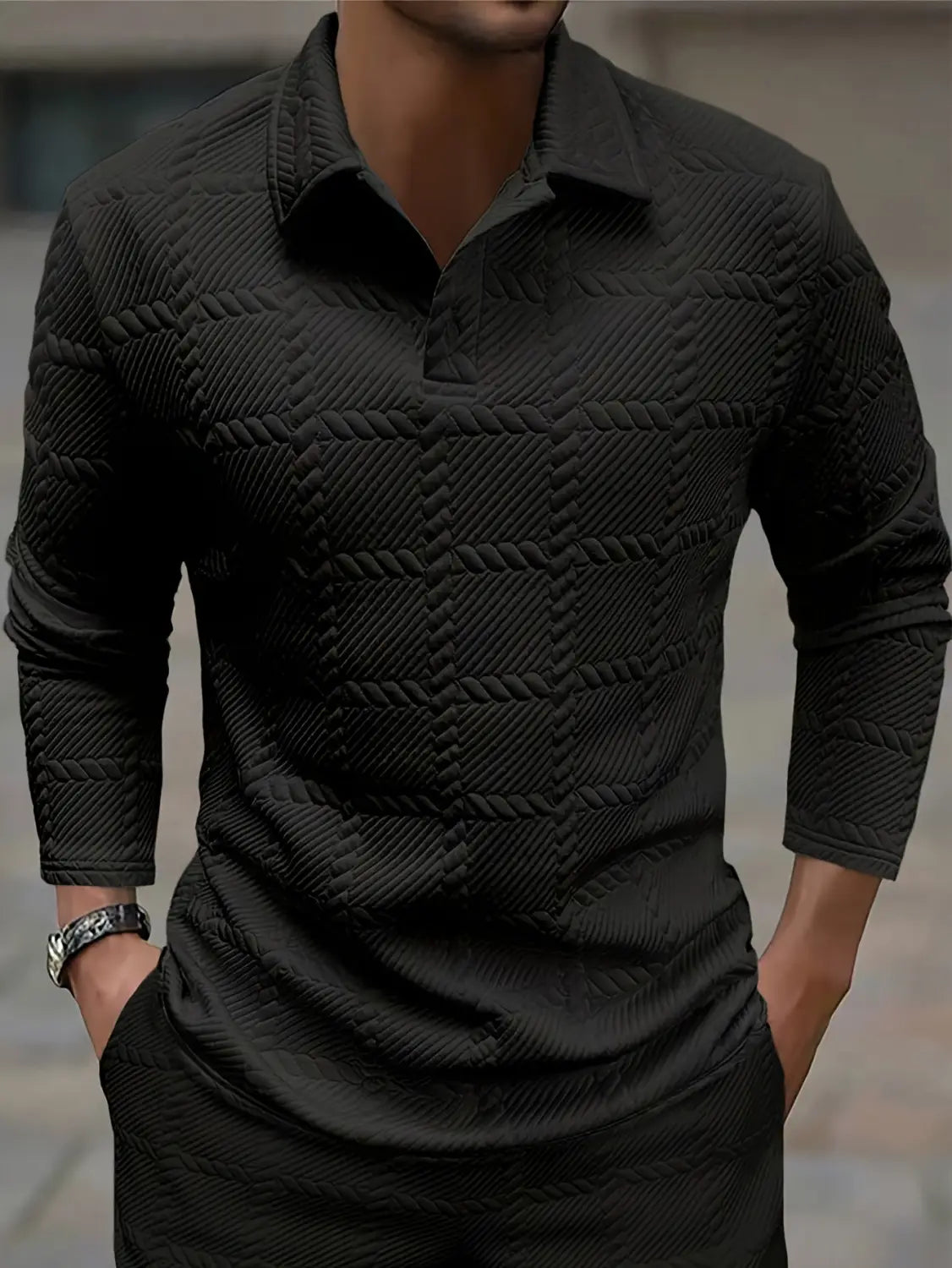 Camisa tipo polo de manga larga negra con textura y patrón acolchado, ideal para un uso informal y semiformales