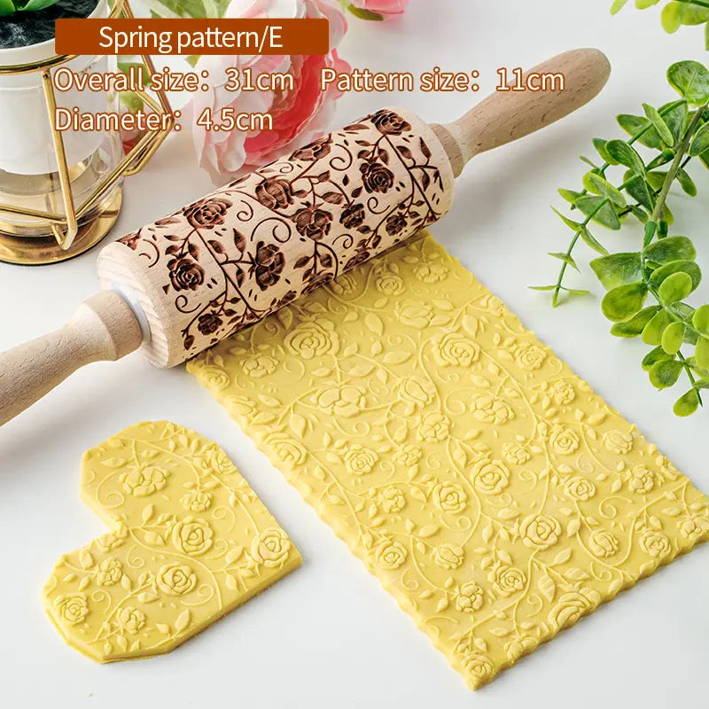 Rouleau à pâtisserie en bois de hêtre en relief floral pour la cuisson, avec une gravure florale brune complexe et une poignée en bois naturel, doté d’un corps cylindrique lisse.