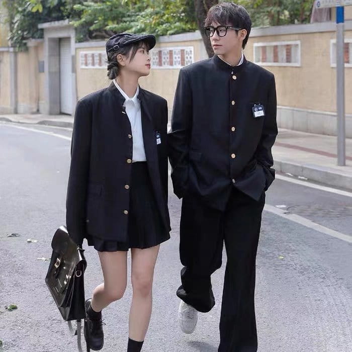 Schwarze Ledertasche mit goldfarbenen Beschlägen, geeignet für den schwarzen japanischen Schuluniform-Anzug für Herren.
