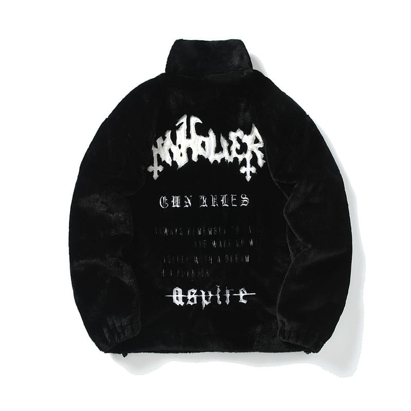Abrigo de terciopelo negro con pelo sintético tipo gótico bordado, con letras góticas bordadas en blanco y cuello alto.