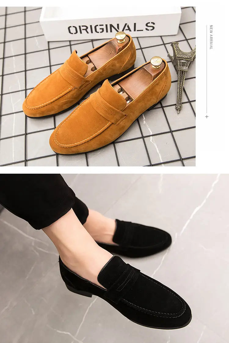 Mocassins en daim à enfiler pour homme en beige, avec un design classique et une surpiqûre contrastante, présentés à côté de mocassins en daim noirs.