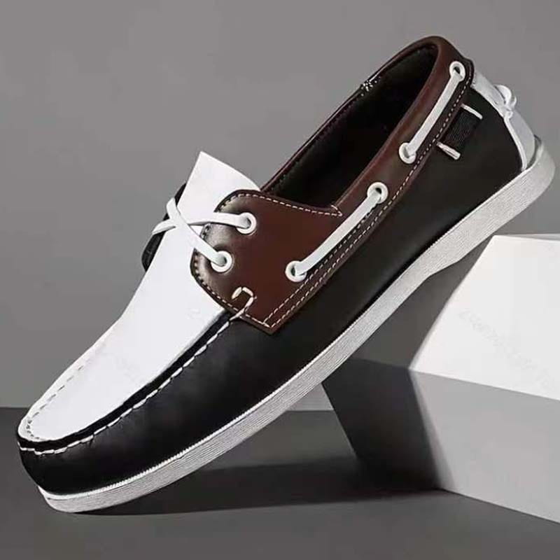 Herren-Lederschuhschuhe im Business-Casual-Stil mit einem eleganten zweifarbigen Design, mit weißer Zehenkappe, schwarzem Lederoberteil, brauner Akzentplatte, kontrastierenden Nähten und weißen Schnürsenkeln.