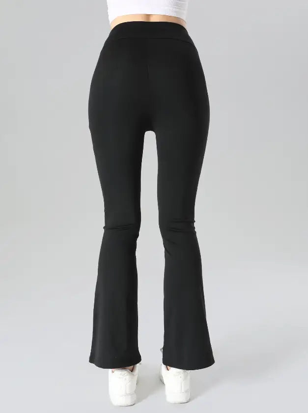 Leggings évasés « sharkskin » noirs à taille haute en tissu lisse et extensible, illustrés depuis l’avant