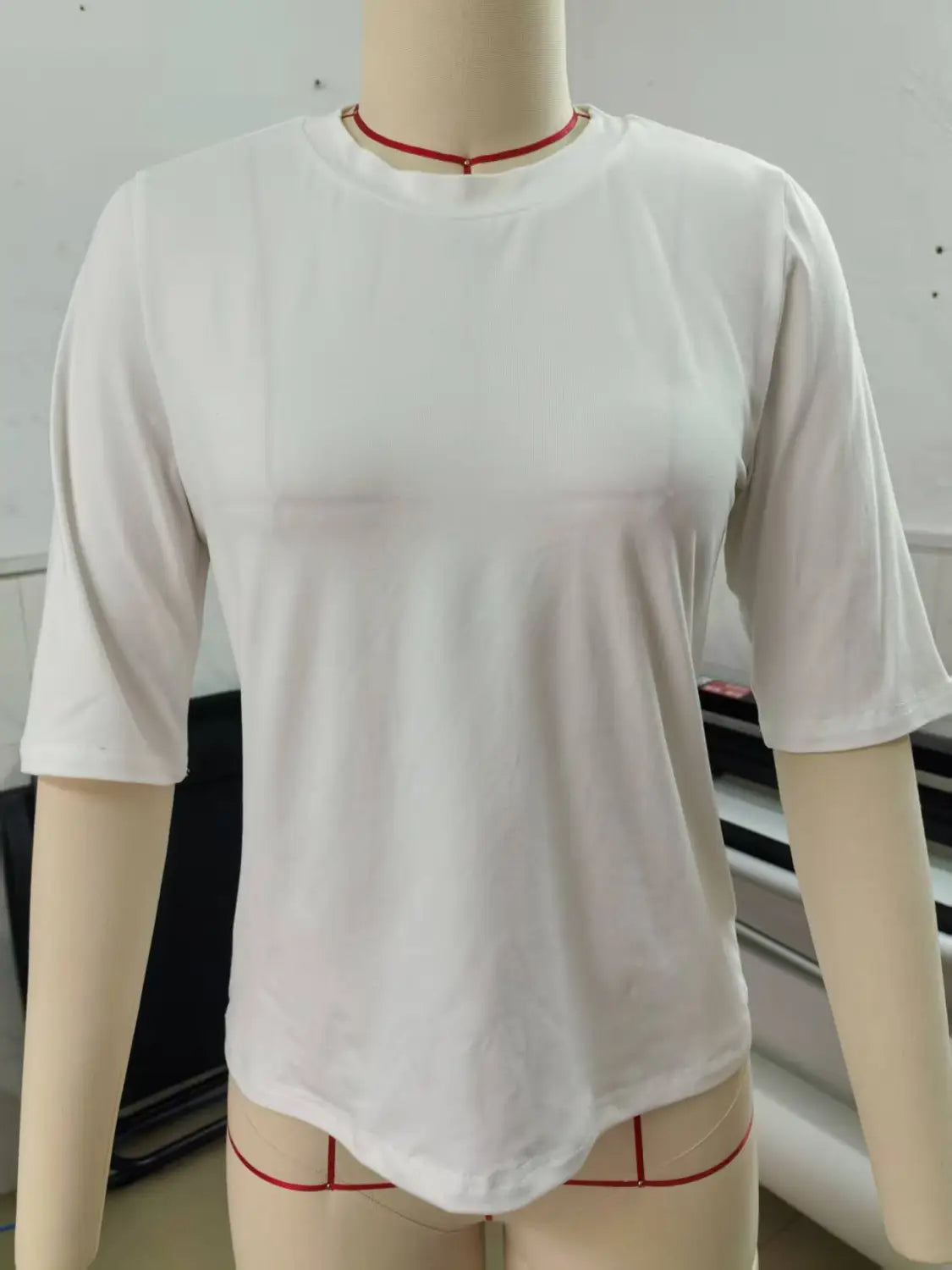 Weißes legere Pullover-Oberteil mit Rundhalsausschnitt und kurzen Ärmeln mit Rundhalsausschnitt sowie dezentem rotfarbenem Besatz entlang des Saums für den täglichen Gebrauch.