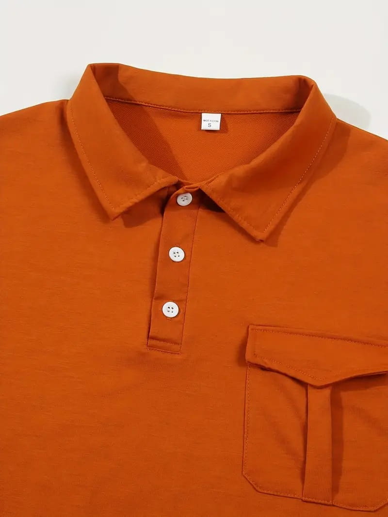 Oranges Baumwoll-Polohemd mit langen Ärmeln, weiße Knöpfe und eine Brusttasche, entworfen für den Casual-Sportgebrauch.