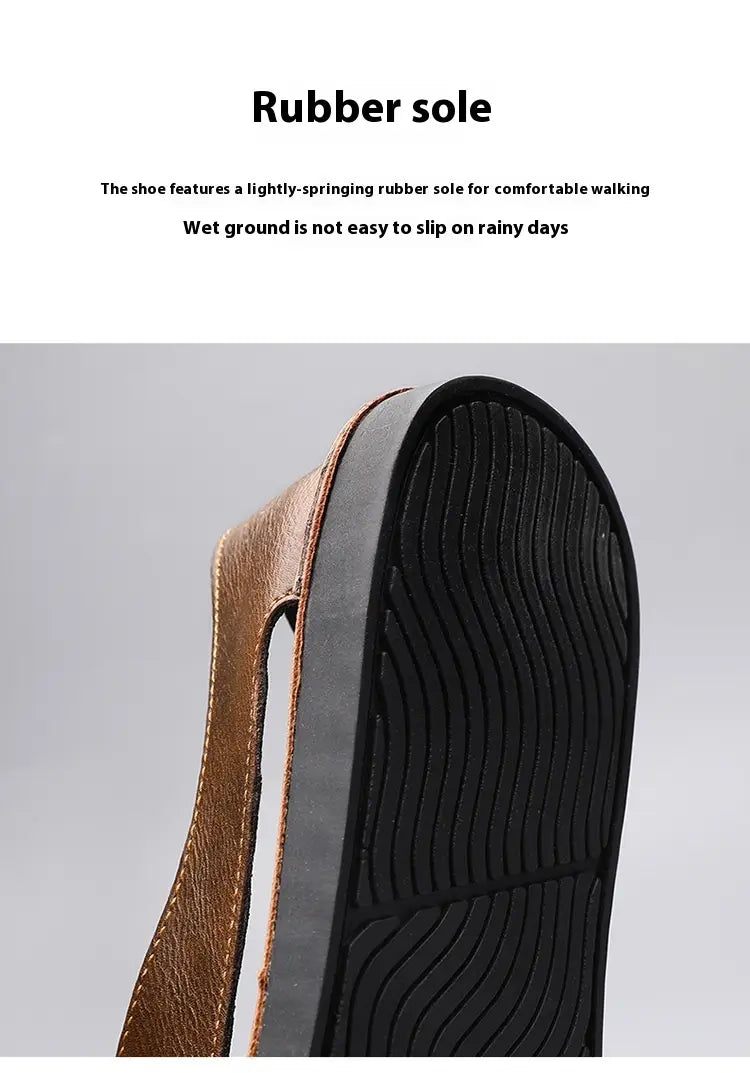 Herren-Braune Echtleder-Slip-on-Strandsandale mit schwarzer Gummisohle, mit wellenförmig texturierten Rillen für verbesserten Halt.