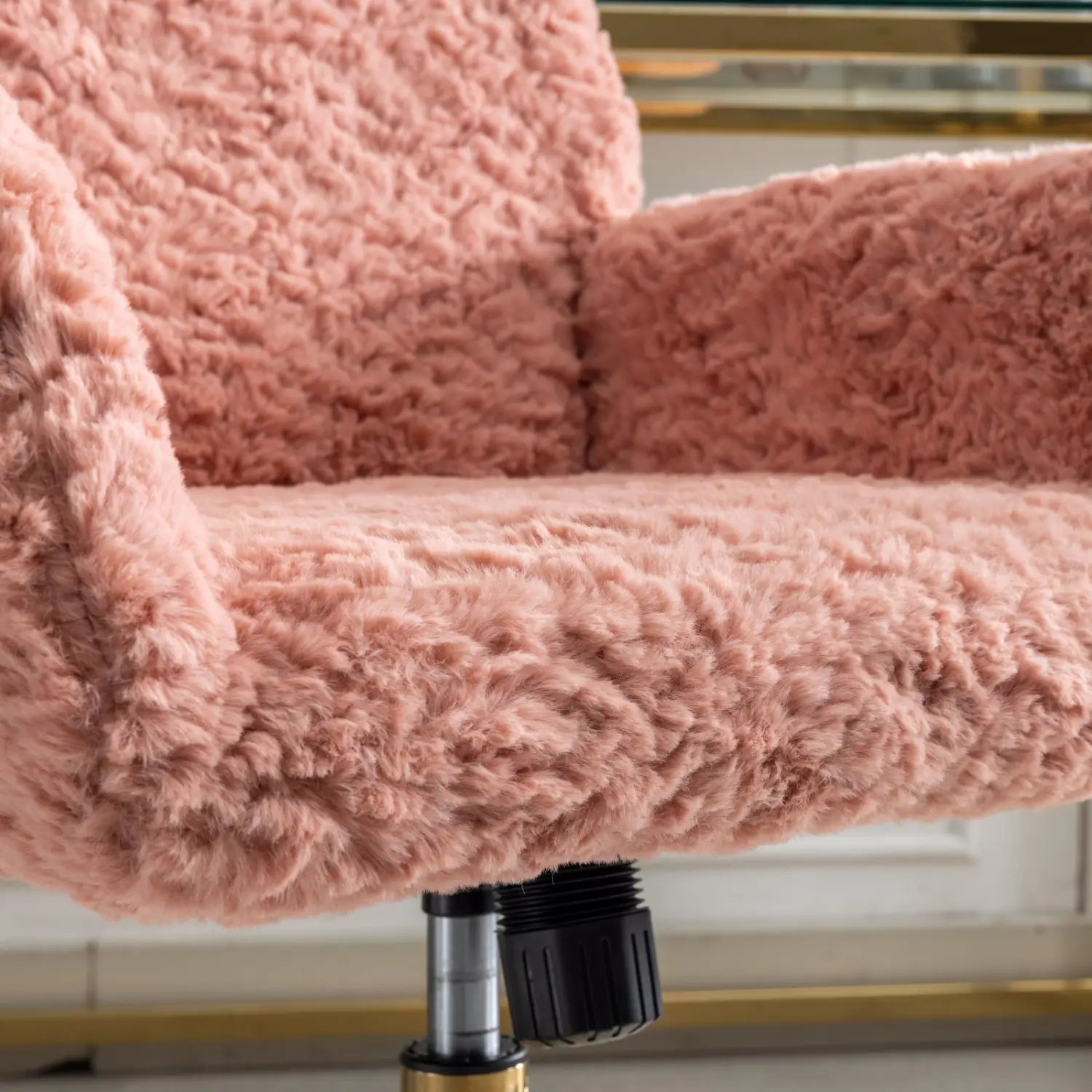 Une housse de chaise de bureau en fausse fourrure rose, en texture duveteuse, présentée sur un piétement en métal doré.