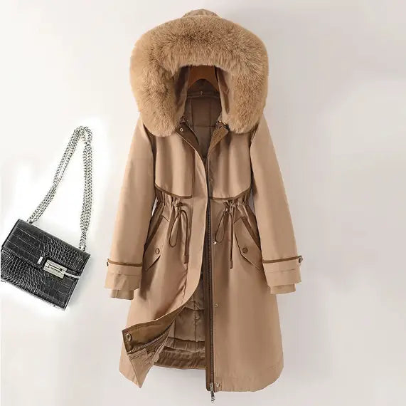 Beiger winterlicher Parka mit Fellfutter mit kuscheligem, beigem Fellfutter an der Kapuze und Kordelzug in der Taille.