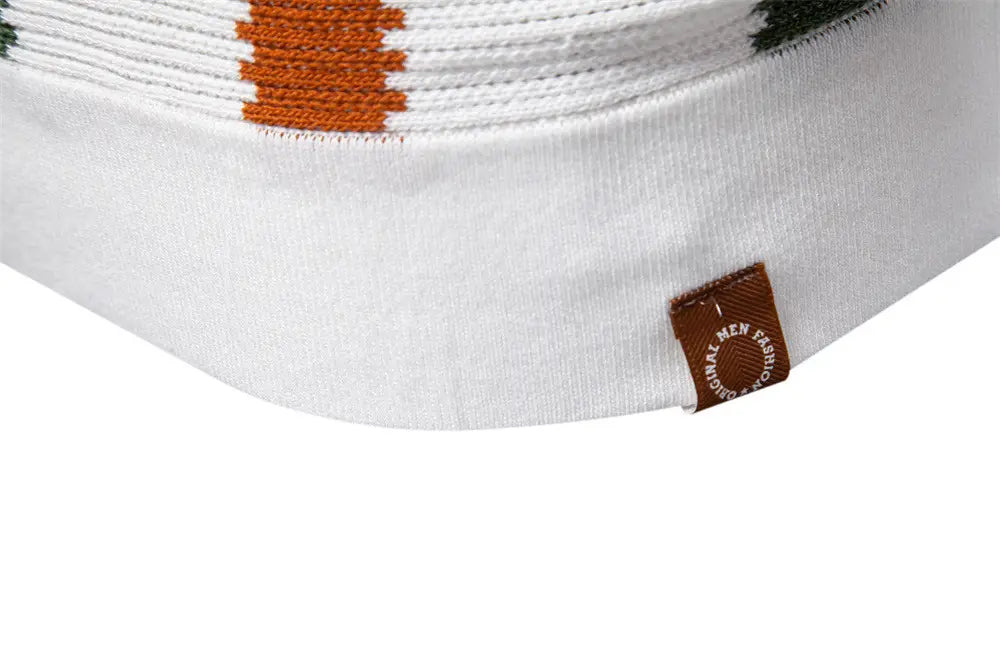 Eine weiße Stricksocke mit orange- und grünfarbenen geometrischen Mustern und einem braunen, lederähnlichen Markenschild, kombiniert mit einem Herren gestreiften atmungsaktiven Strick-Sommer-Poloshirt