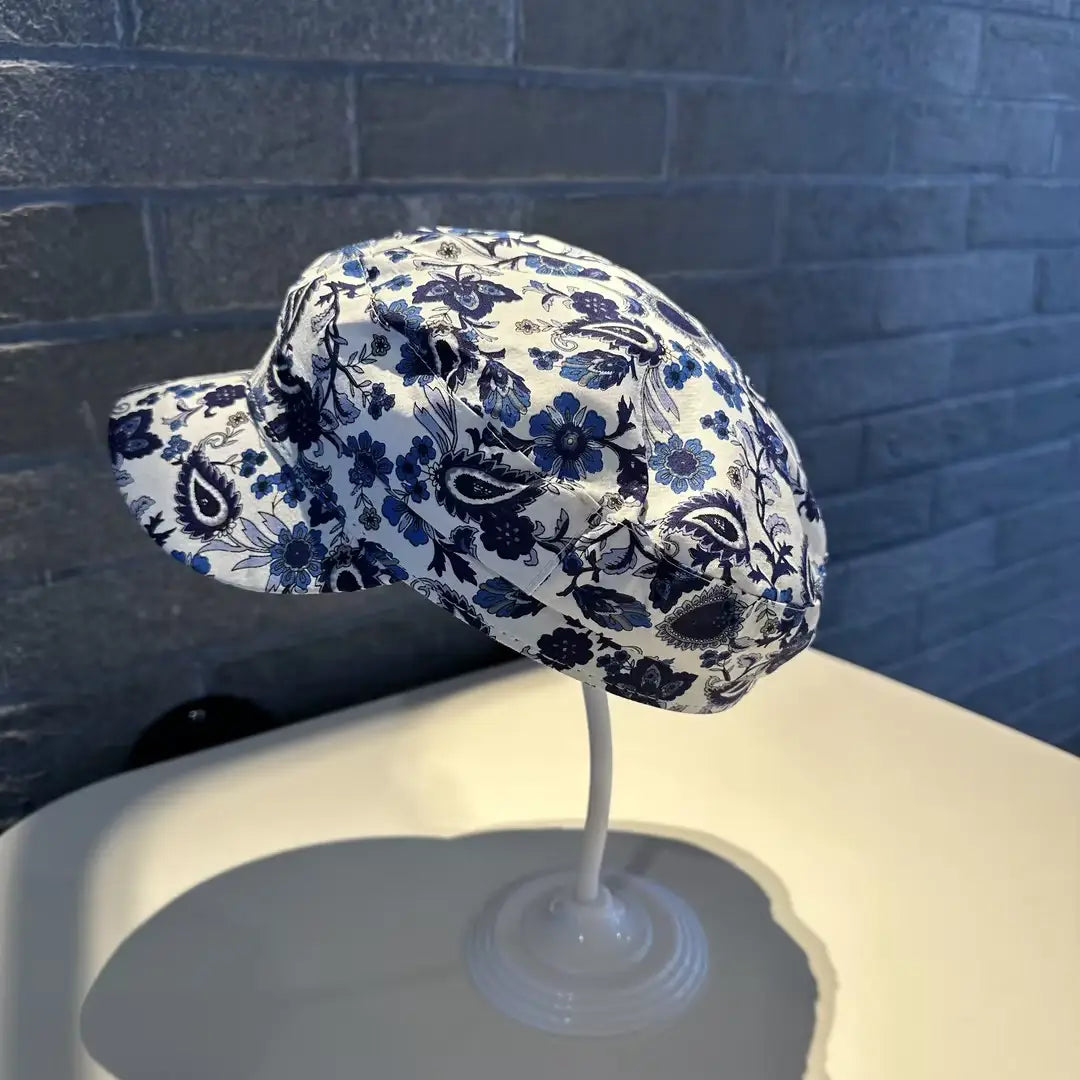 Gorra tipo bucket hat blanca con flores, estilo coreano, impresa, con patrón floral azul marino y paisley, corona estructurada y ala curvada.