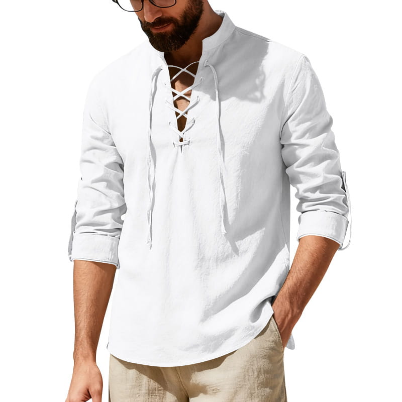 Camisa tipo henley de lino para hombre en color blanco con cordones, con mangas largas arremangadas en los puños.