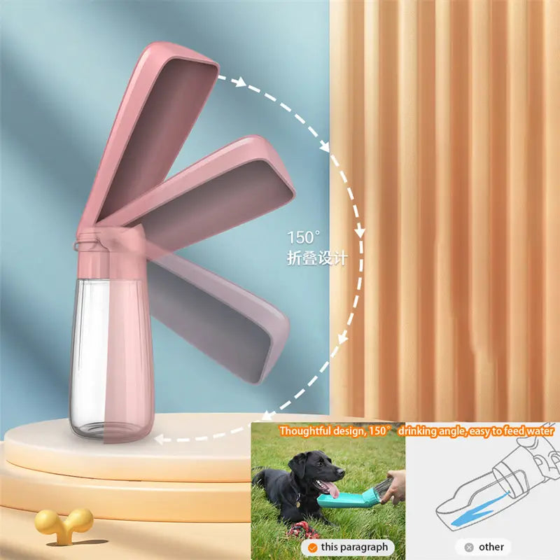 ピンク色の携帯用犬用ウォーターボトル550ml。透明なガラス製リザーバーと、折りたたみ式の注ぎ口セクション3つを備え、移動中にペットへ簡単に与えられる設計です。