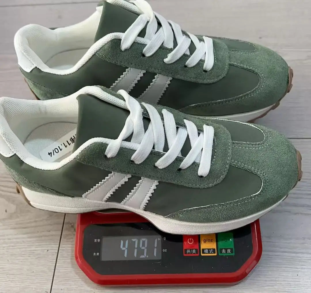 Olivgrüne Damen-Retro-Chunky-Sneaker aus Veloursleder mit weißen Schnürsenkeln und silbernen Streifen, niedrige, atmungsaktive Schuhe