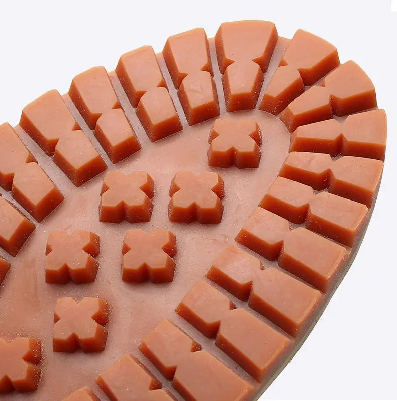 Beige Gummischuhsohle mit robustem, strukturiertem Profil und rechteckigen sowie kreuzförmigen Laufstollen bei Herren-Bootsschuhen aus Rindsleder, Freizeitschuhe.