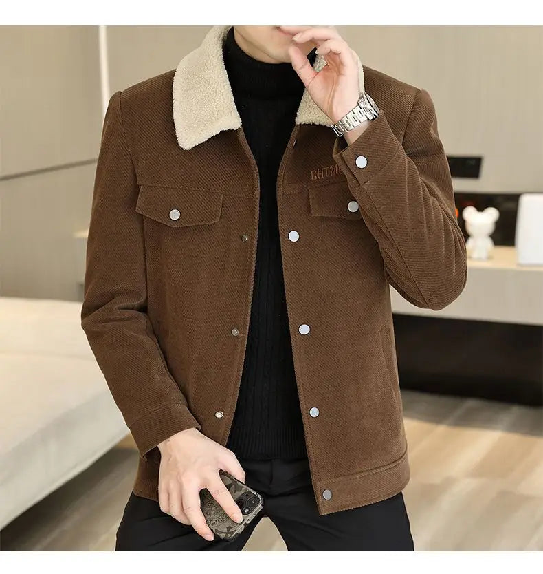 Veste en sergé côtelé doublée de peau retournée pour homme, de couleur marron, avec un col beige en peau retournée duveteux et des boutons argentés.