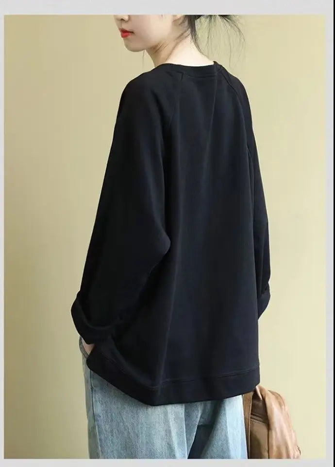 Black oversized long-sleeved women’s relaxed pullover sweatshirt made from a cotton blend featuring a relaxed fit and ribbed cuffs.