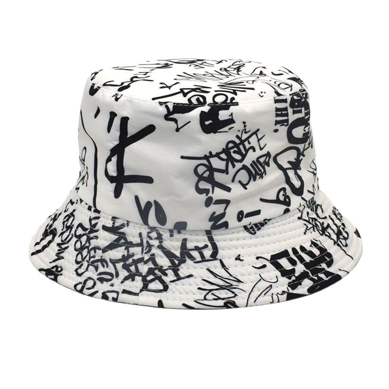 Chapeau bob blanc avec lettrage style graffiti noir, conçu comme un chapeau de voyage respirant avec protection solaire.