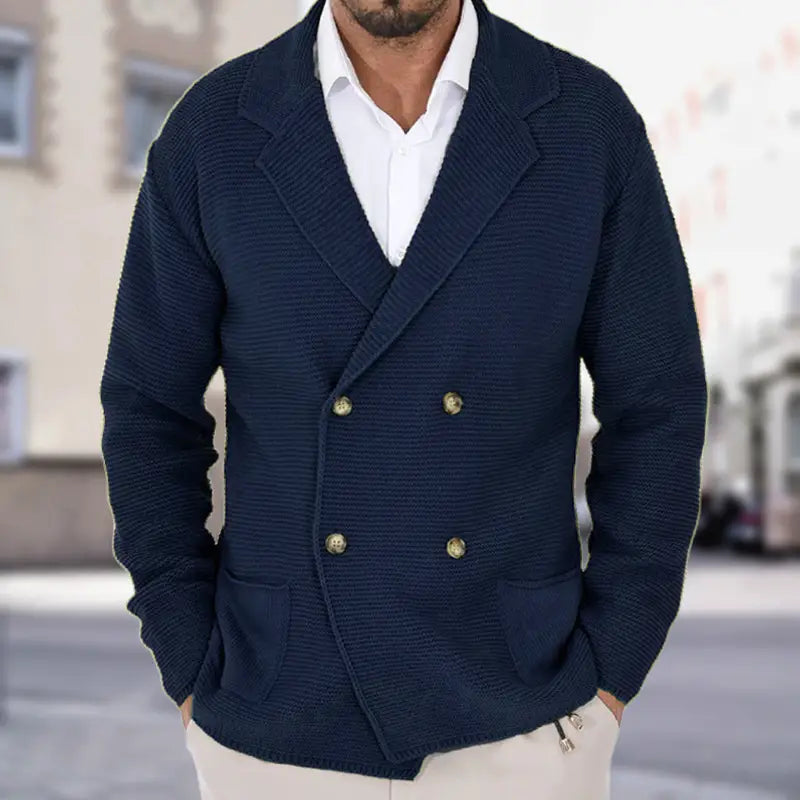 Cárdigan de doble botonadura para hombre de punto acanalado azul marino, con botones en tono dorado, mostrado desde la parte frontal.