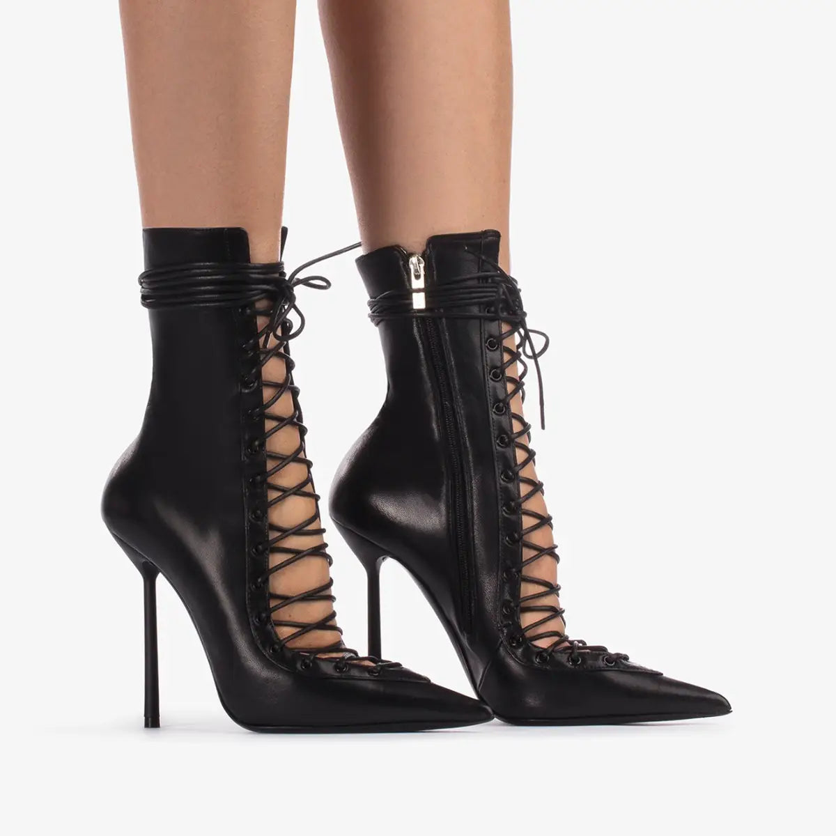 Des bottines en cuir noir à lacets, à talons aiguilles hauts et à bouts pointus, adaptées aux soirées stylées.