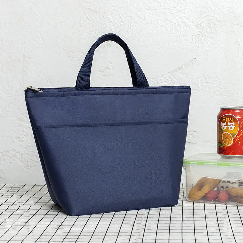 Dunkelblaue isolierte Oxford-Bento-Lunchbag mit Stoffgriffen und Reißverschlussverschluss, ausgelegt zum Frischhalten von Lebensmitteln.