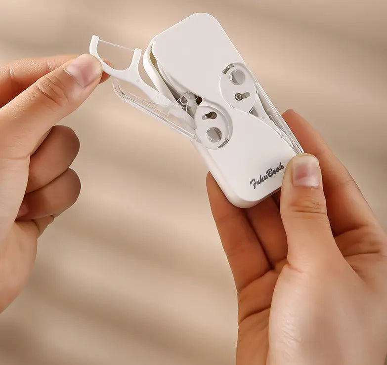 boîte de rangement pour fil dentaire en plastique blanc de la marque fukibeach, avec étui à ouverture automatique, dotée d’une fenêtre transparente et de doubles bobines