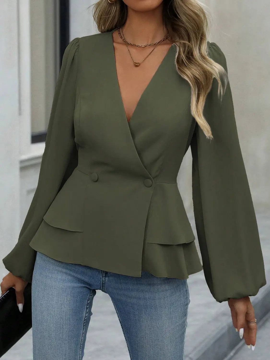 Chaqueta blazer peplum color verde oliva con cuello en V y mangas farol largas diseñada para vestir formal.
