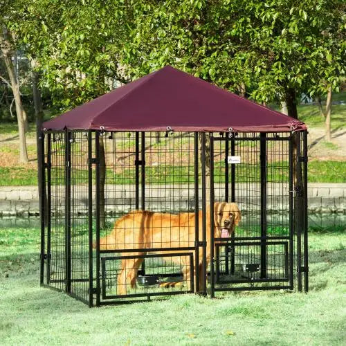 Perrera exterior con marquesina burdeos y estructura de metal negro, que incorpora un soporte giratorio para el cuenco, para un cuidado conveniente de la mascota.
