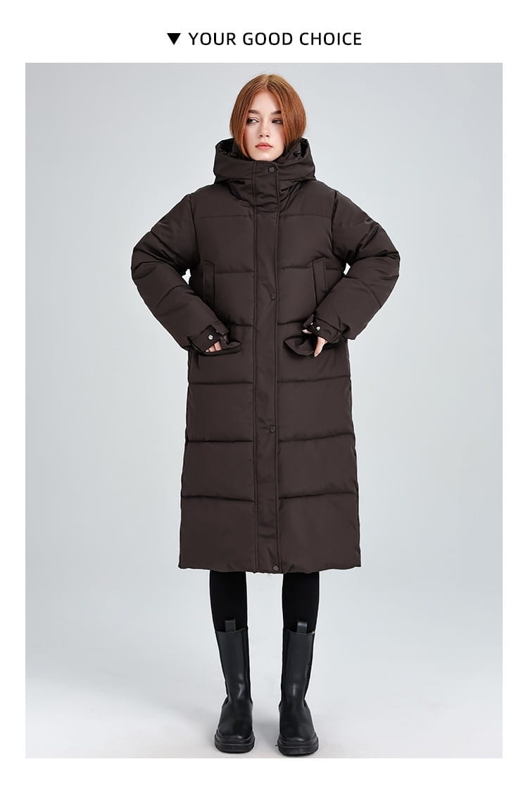 Manteau matelassé long à capuche pour femmes en brun foncé, avec un design matelassé.