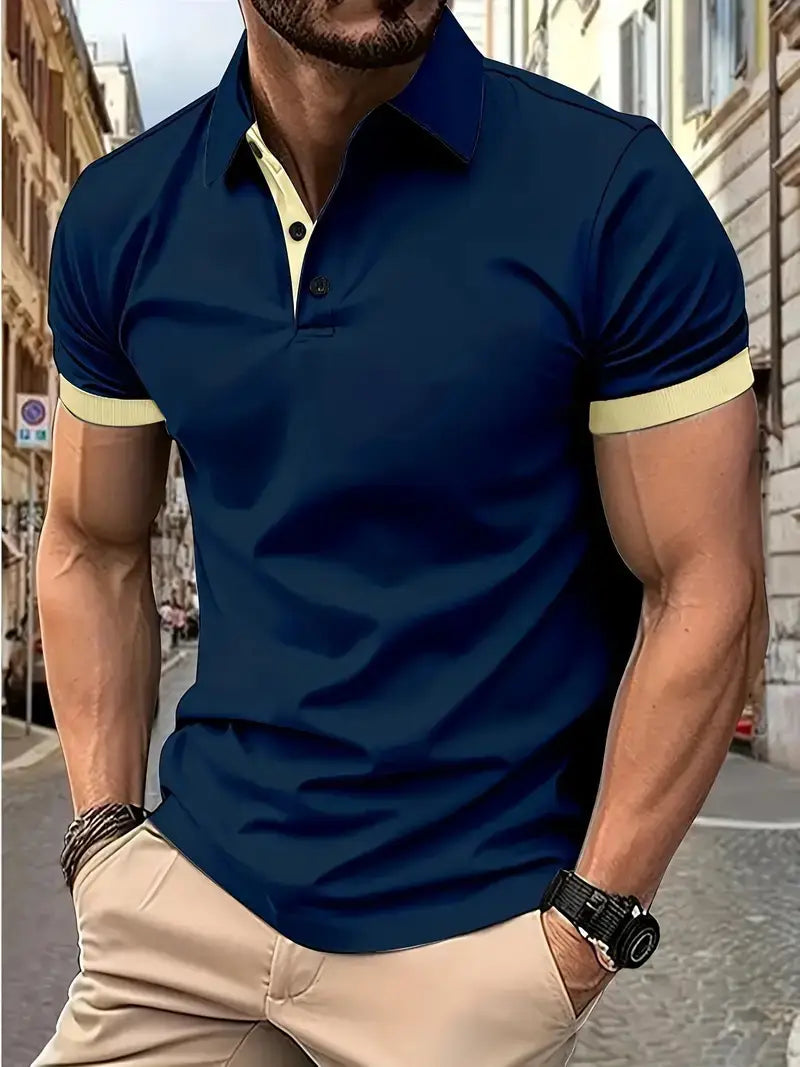 Kontrastiertes Herren-Poloshirt in Navyblau mit kurzen Ärmeln und cremefarbenem Kragen sowie Ärmelmanschetten.