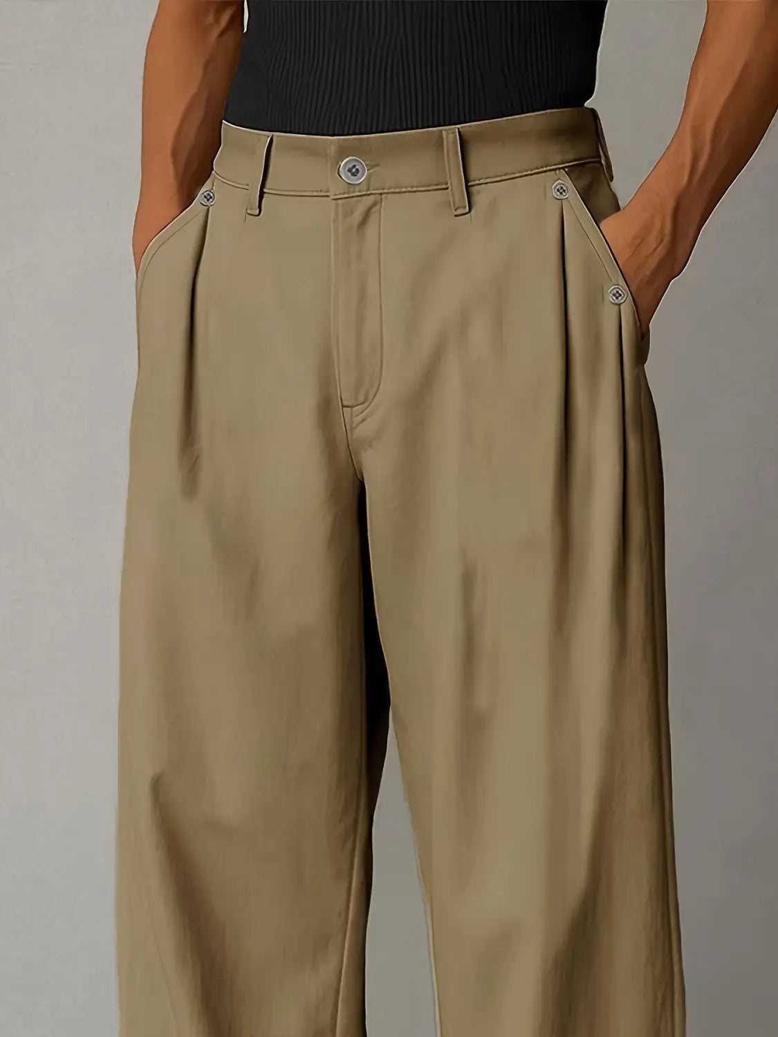 Des pantalons décontractés plissés à jambes larges de couleur kaki pour hommes, présentant une ceinture structurée et de discrets détails de boutons.