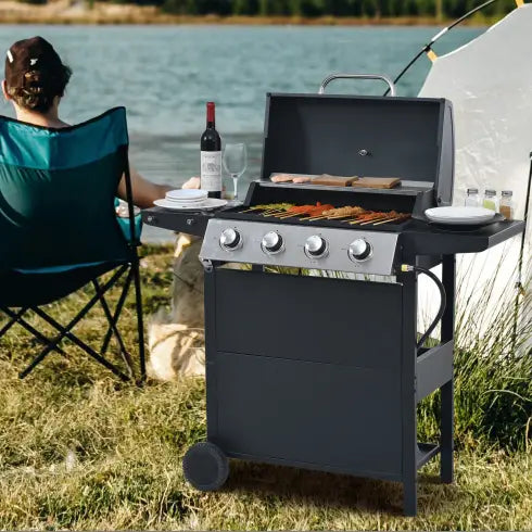 Schwarzer Propangasgrill mit vier Brennern mit Edelstahlausführung, vier Bedienelementen und einem Seitentisch zum Kochen im Freien