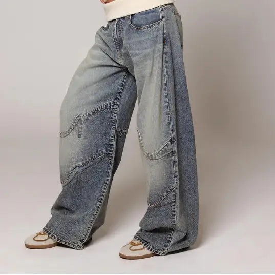 Weit geschnittene Denim-Patchwork-Straight-Leg-Jeans für Damen mit gebleichtem Blau-Waschbild und kontrastierender Steppnaht, entworfen für die Freizeit.