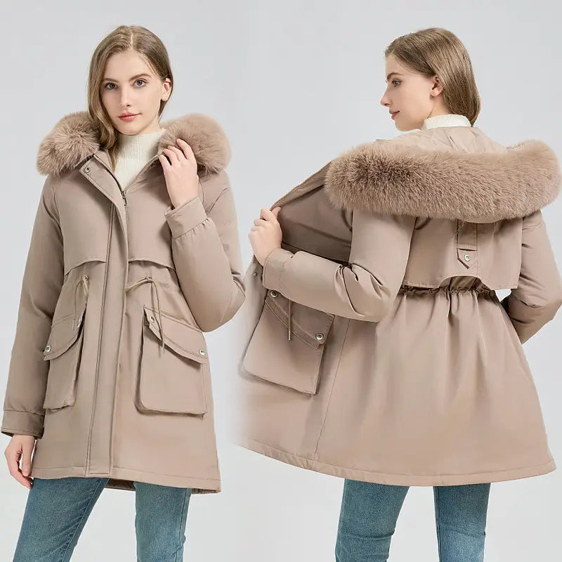Beiger winterlicher Parka mit Fellfutter mit kuscheligem hellbraunem Fellfutter an der Kapuze und zwei großen Fronttaschen.